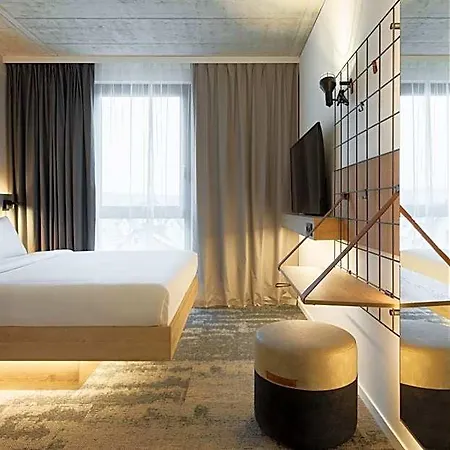 Hotel Moxy Outletcity 4*